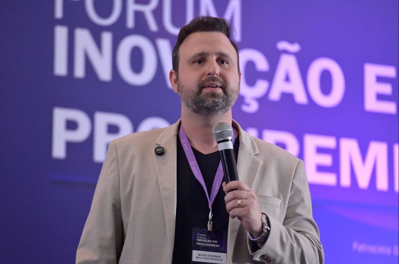 Mario Bodnar palestrando em evento de inovação